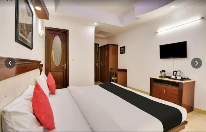 Tjs Royal Hotel Дели Экстерьер фото